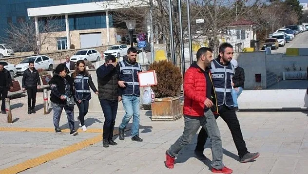 4 kuyumcuyu sahte altınla dolandıran 3 şüpheli yakalandı