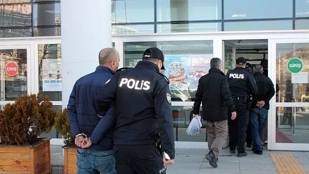 Bir araçta 3 şüpheli sahte kimlikte yakalandı