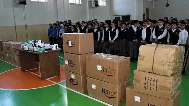 Elazığ'da 10 ilçedeki okullara spor malzemesi desteği