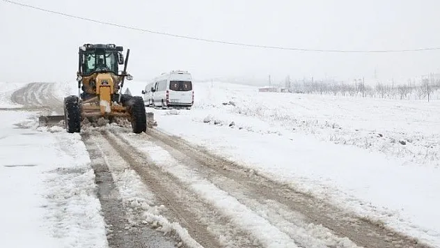 Elazığ'da kar nedeniyle 98 köy yolu ulaşıma kapalı
