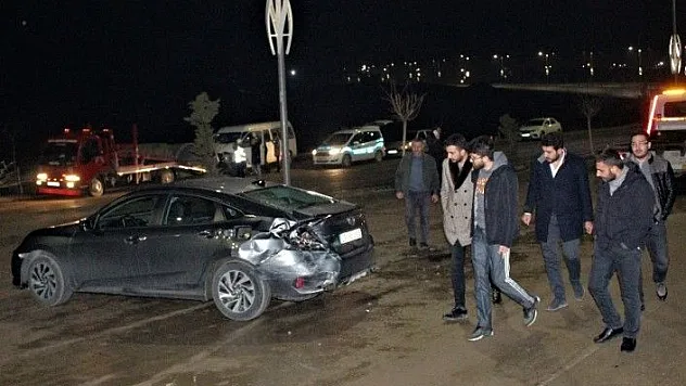 Elazığ'da minibüs otomobile çarptı: 2 yaralı