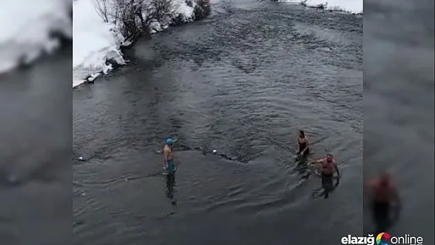 Elazığlı 3 arkadaş buz gibi Munzur Çayı'nda yüzdü