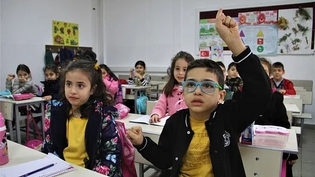 Hayali gerçek oldu, akranlarıyla derse girip, oyunlar oynadı