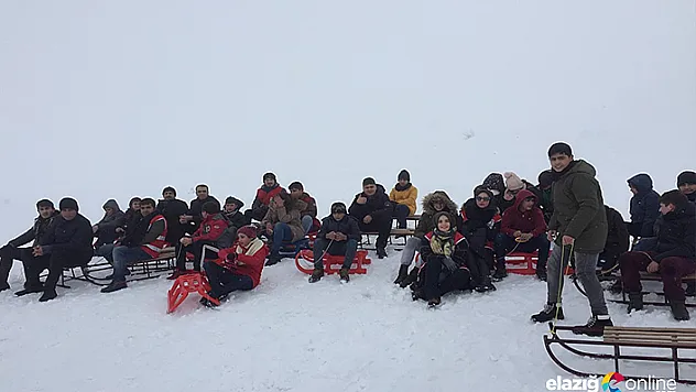 İlk defa kayak merkezine giden çocuklar doyasıya eğlendi