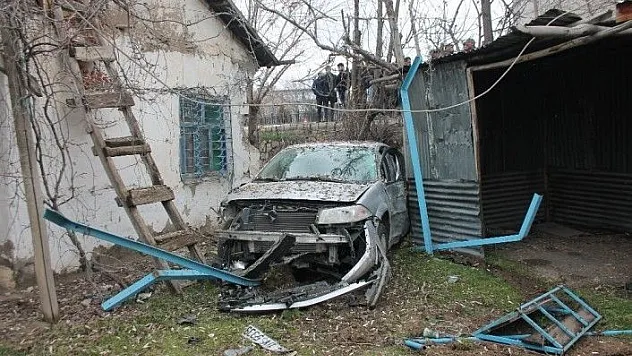 Yoldan çıkan otomobil, eve çarptı bahçeye uçtu: 5 yaralı