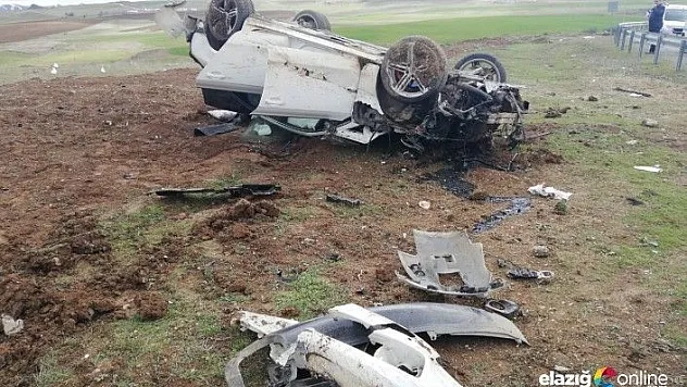 Bariyerlere çarpan otomobil takla attı!