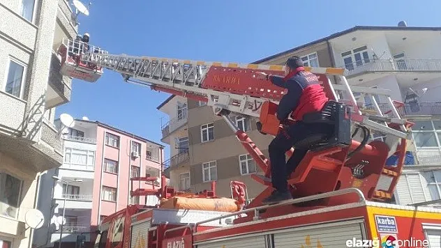 Dumanın sardığı binadaki 5 kişiyi itfaiye kurtardı