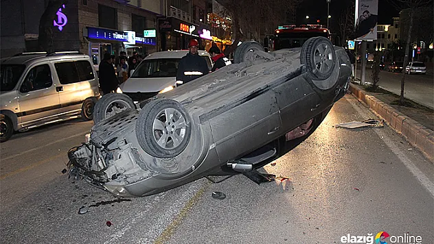 Refüje çarpan otomobil ters döndü: 2 yaralı