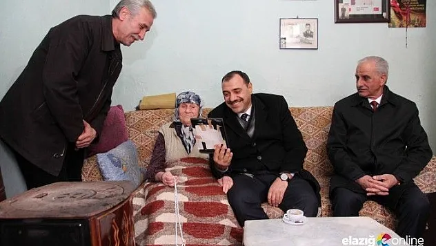 Vali Kaldırım, Maden'de iki şehit annesi Sultan Nine'yi ziyaret etti