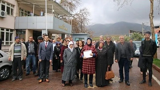 Bağımsız girip seçimi kazanan Fethiye Atlı mazbatasını aldı