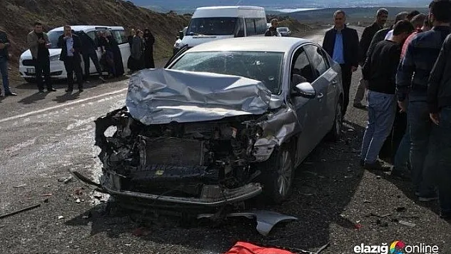 Bingöl Yolu'nda otomobil tıra çarptı!