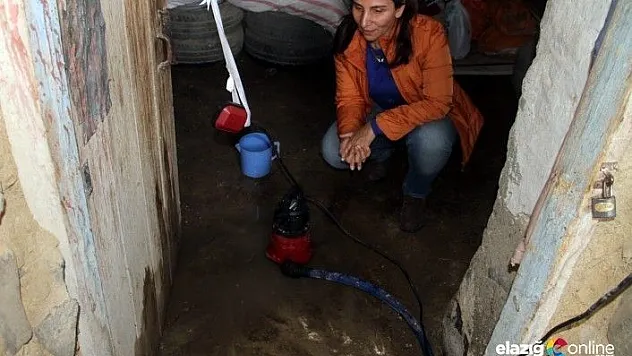 Bodrumlarından su çıkan aile şaşkına döndü