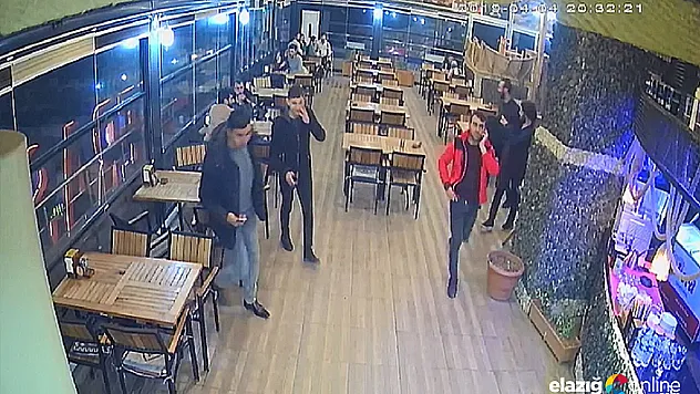 Deprem anı kafenin güvenlik kamerasına saniye saniye yansıdı