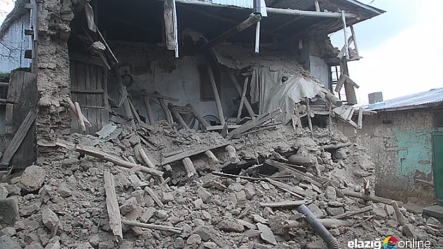 Depremin hasarı gün ağarınca ortaya çıktı