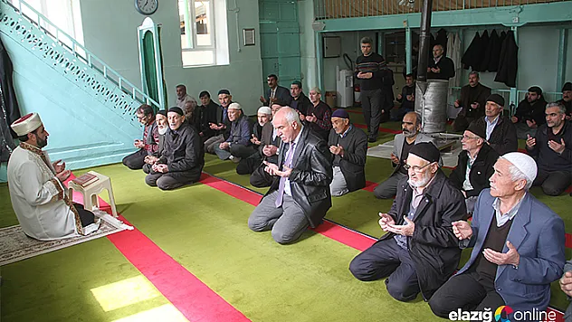 Depremin vurduğu Doğanbağı köyünde cuma namazı