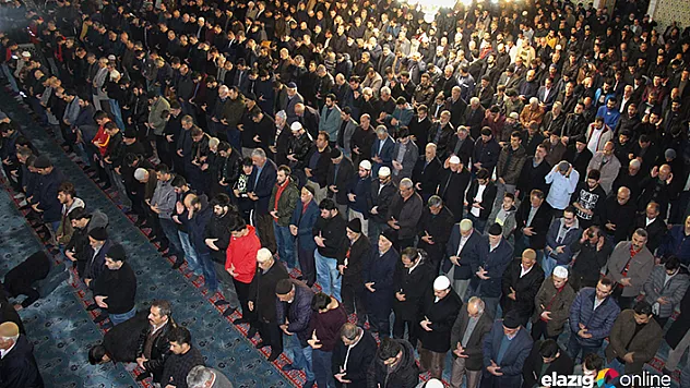 Elazığ'da Miraç Kandili'nde camiler doldu
