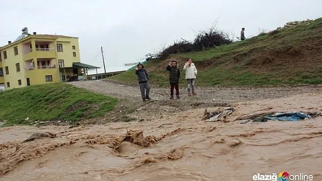 Elazığ'da dere taştı, yol kapandı
