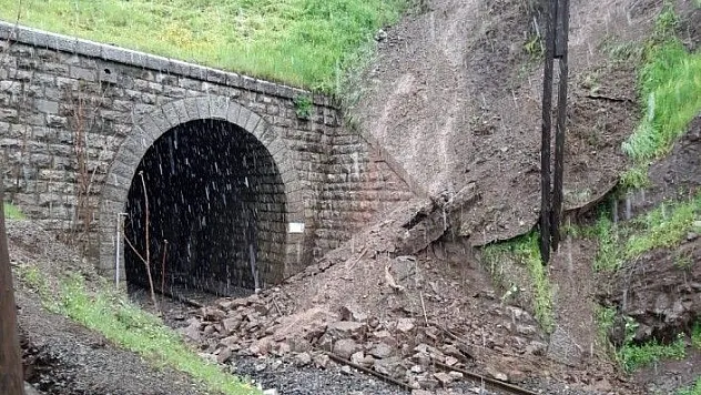 Elazığ'da heyelan, demir yolu ve bazı evleri etkiledi