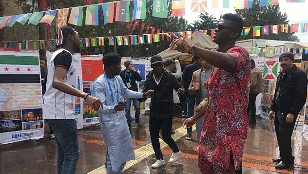 'Erik Dalı' oynayan yabancı uyruklu öğrenciler renkli görüntüler oluşturdu