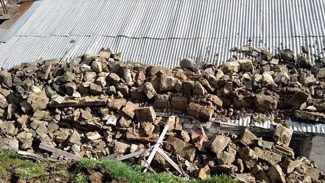 İstinat duvarı evin üzerine çöktü