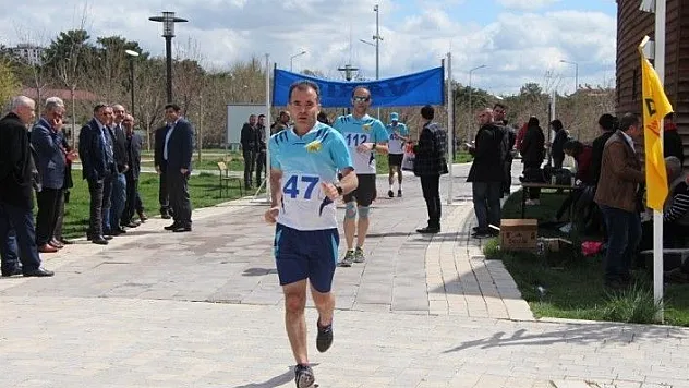 Kadın ve erkek postacılar kıyasıya yarıştı