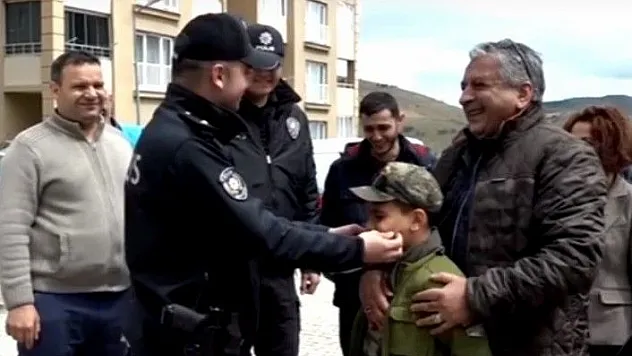 Kavgaya giden polise, konfetili sürpriz