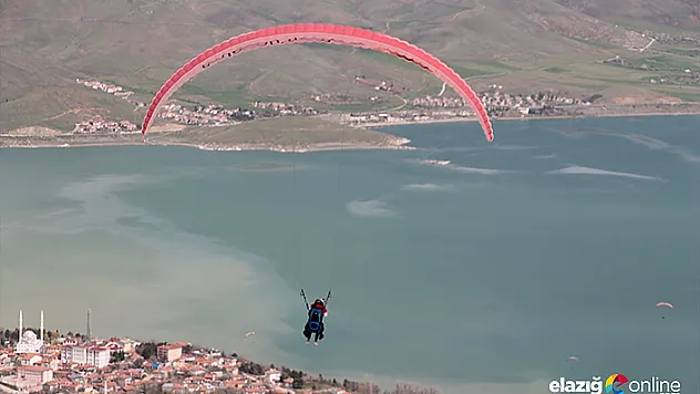 Kayak bitti, göl manzaralı &quotYamaç&quot paraşütü başladı
