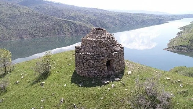 Manzarası ile dikkat çeken bin yıllık kümbet