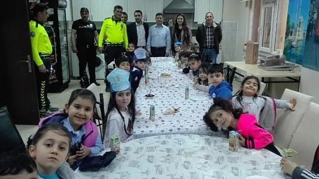 Minikler, polisleri ziyaret etti