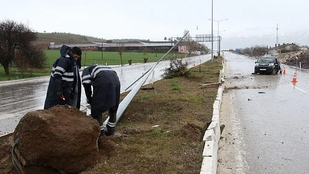 Refüje çıkan araç direği yerinden söktü: 3 yaralı