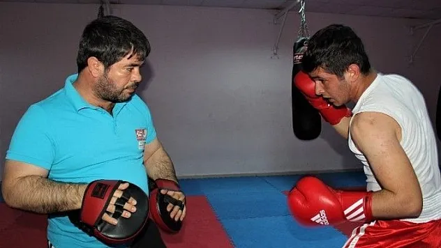 Şampiyon boksör baba, oğlunu şampiyonluğa hazırlıyor