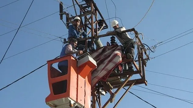 Trafo direğinde feci ölüm