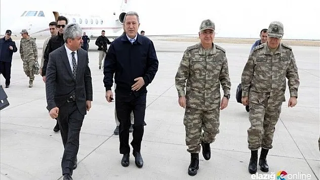 Bakan Akar ve komutanlar sınır hattında