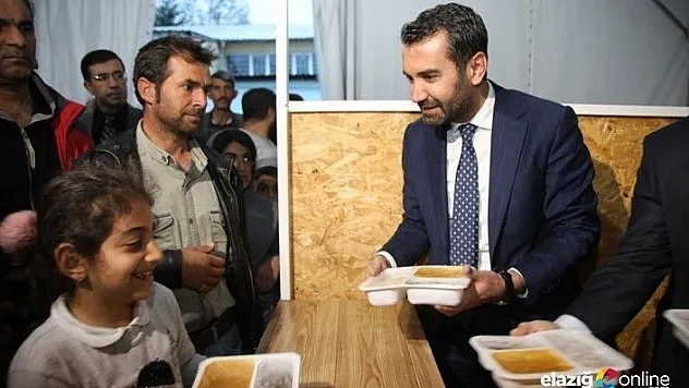 Başkan Şerifoğulları, vatandaşlarla çadırda iftarını açtı