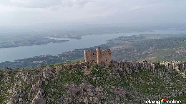 Baskil'deki bin yıllık manastır manzarasıyla dikkat çekiyor!