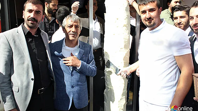 Elazığ'da 300 kilo dondurma satırla kesilerek ikram edildi