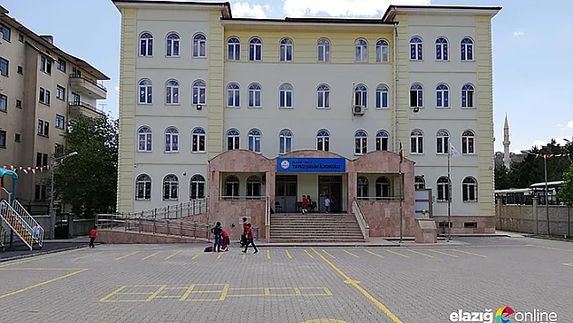 Hemşire, ilkokulun 4'üncü katından atladı