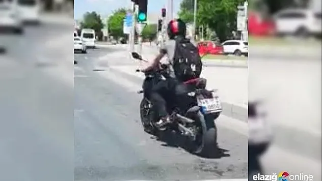Motosikletle kimseye aldırmadan zikzak çizerek seyretti