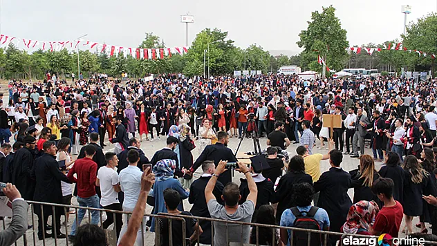Aynı anda kep atan binlerce öğrenciden coşkulu kutlama
