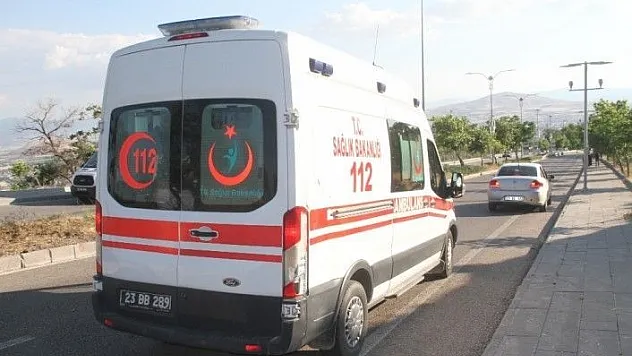 Direğe çarpan otomobil ters döndü: 5 yaralı