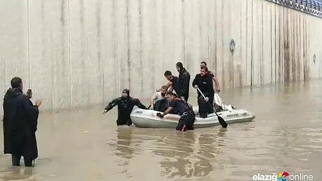 Elazığ Valiliği: '3 Kişi Kurtarıldı, 20 Kişi Otele Yerleştirildi&quot