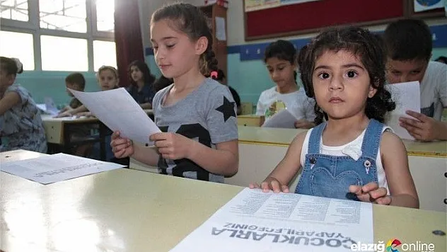 Elazığ'da 124 bin öğrenci karne heyecanı yaşadı