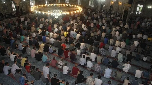 Elazığ'da bayram namazında camiler doldu