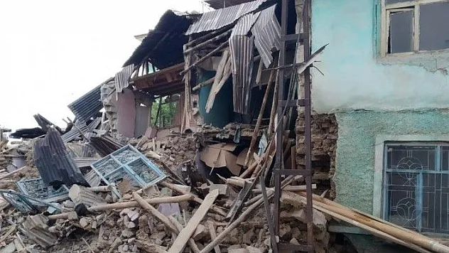 Elazığ'daki şiddetli yağış 2 kerpiç evi yıktı