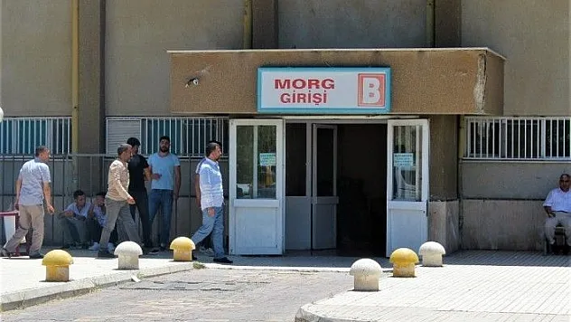 Evini bastığı çifti pompalı tüfekle vurdu