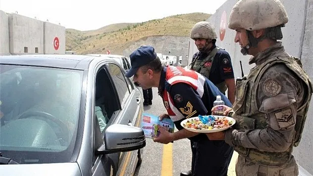 Jandarmadan şeker tadında bayram uygulaması