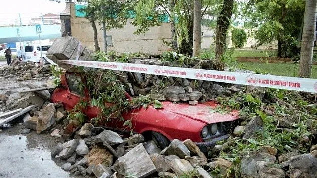Kuvvetli yağış istinat duvarını yıktı, 7 araç zarar gördü