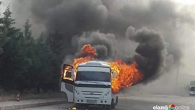 Minibüs alev alev yandı