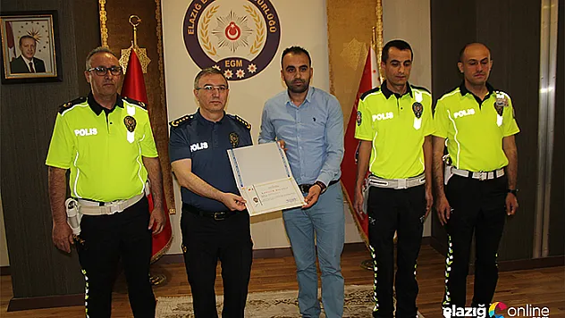 Türkiye 8'incisi öğretmene emniyet müdürü Cangül, ödülünü verdi