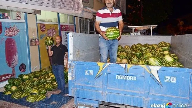 Çemişgezek'te susuz yetişen organik karpuzlar tezgahlarda yerini aldı